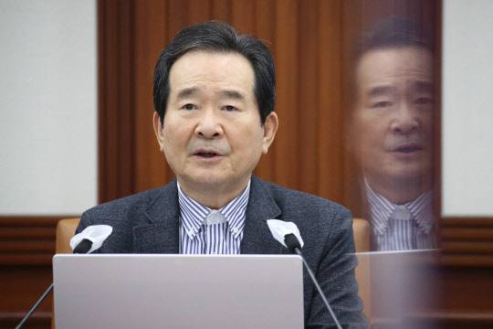 정세균 국무총리가 7일 정부서울청사에서 열린 코로나19 백신·치료제 상황점검회의를 주재하며 발언하고 있다. <연합뉴스>